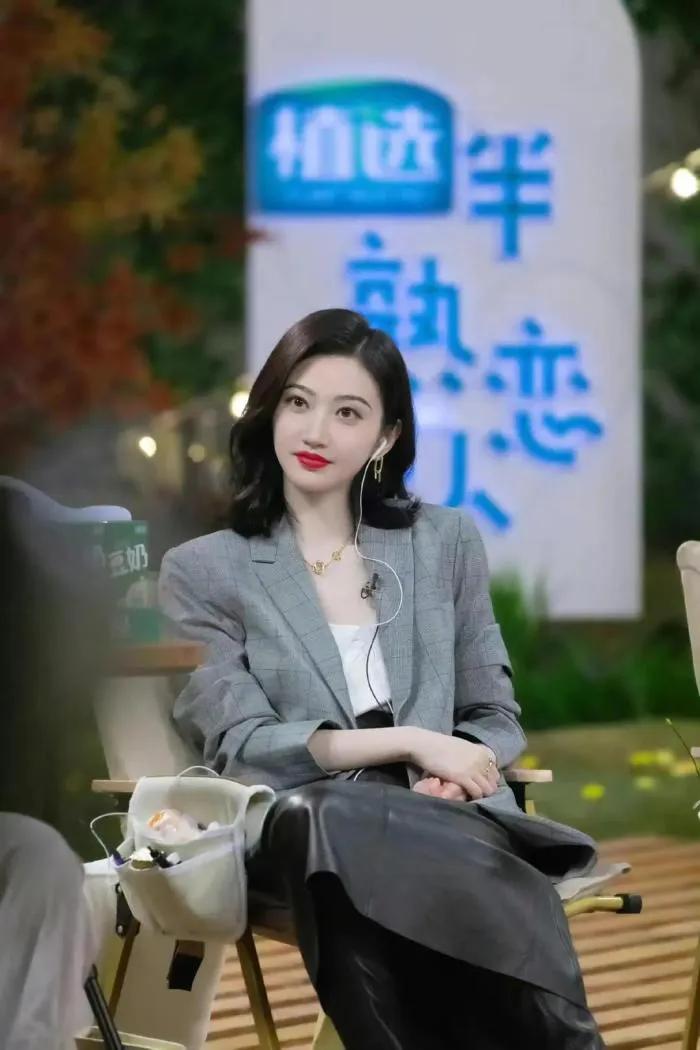 景甜清新亮相时装秀,景甜穿巴宝莉格子装