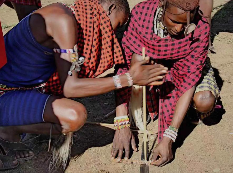 古代用火石取火视频,古代火镰燧石取火方法