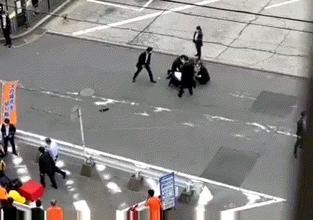 安倍遇刺现场保镖举动引关注,安倍遇刺新闻评述