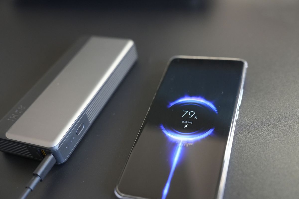 充电宝标准版和亮配版哪个好,哪款充电宝闪充最好