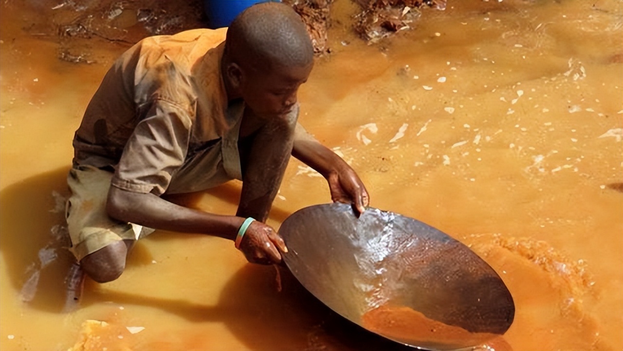 广西“上林帮”非洲淘金记：为钱殊死搏斗，常备200克金子保命