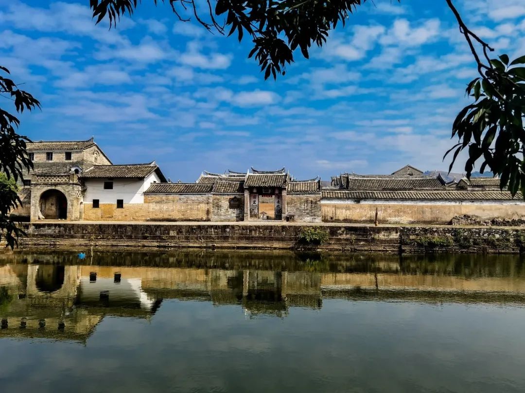 这座海滨小城可真美丽,小众旅行海边小城市