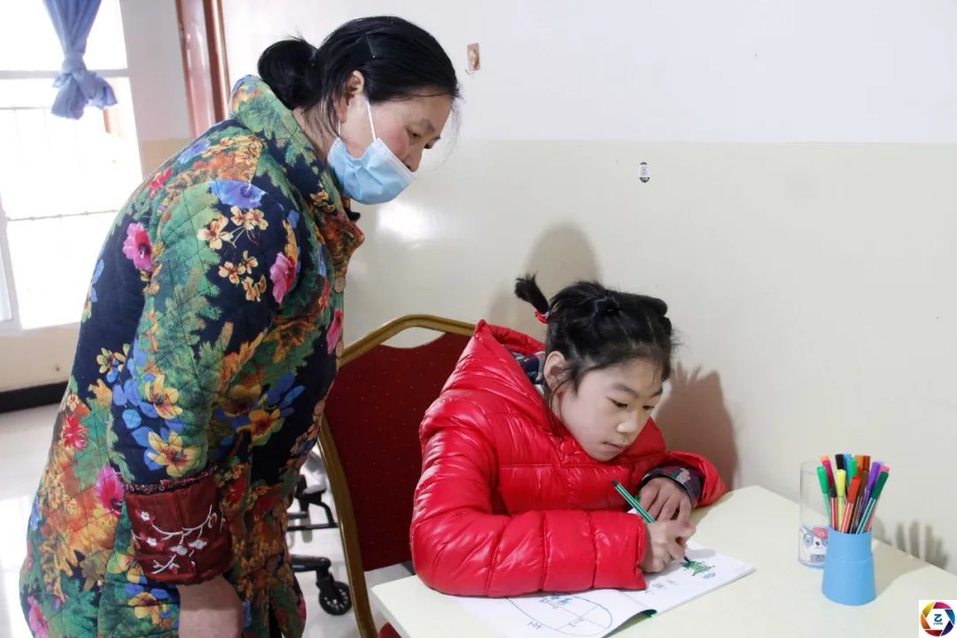 女子带毫无血缘关系的女孩求医9年，被人嘲笑背后是一颗温暖的心