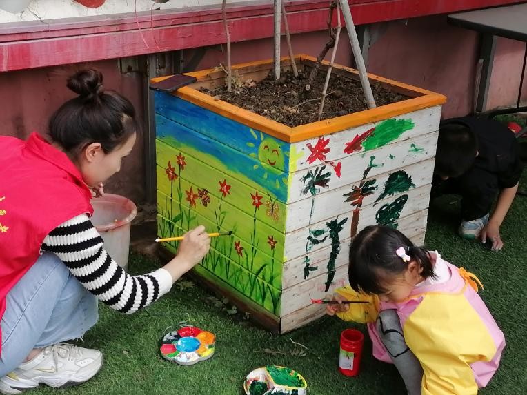 居民动手diy打造心中最美阳台,社区居民参与共同打造文明院落