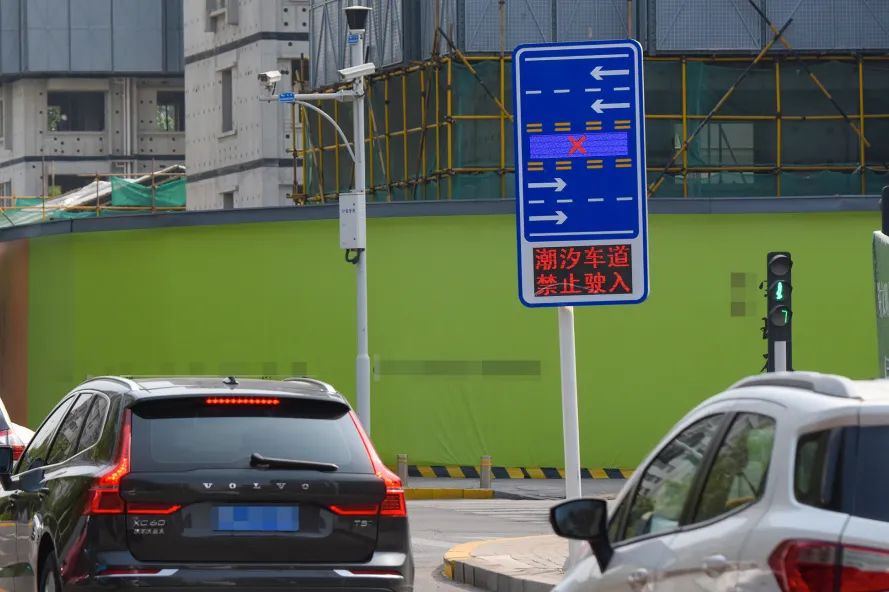 全市首条智能潮汐车道试运行,泰达潮汐车道