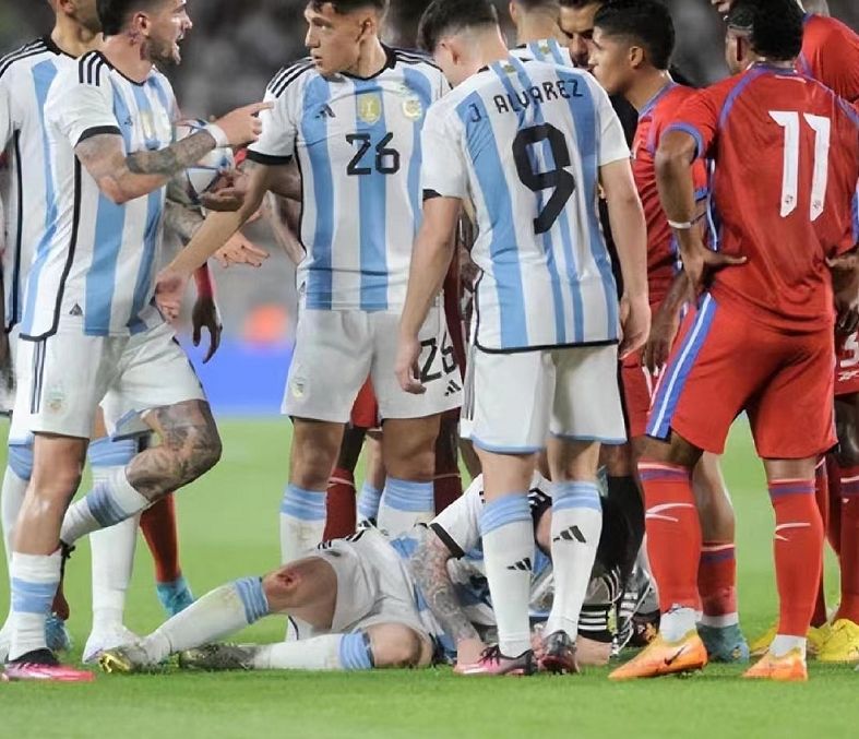 阿根廷全队亲吻大力神杯,阿根廷全队拥抱梅西图片