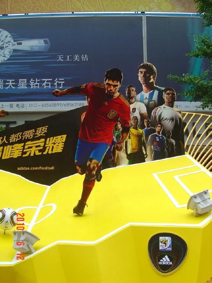 2010-6-12支持南非世界杯自己喜欢足球队的投票器亮相王府井