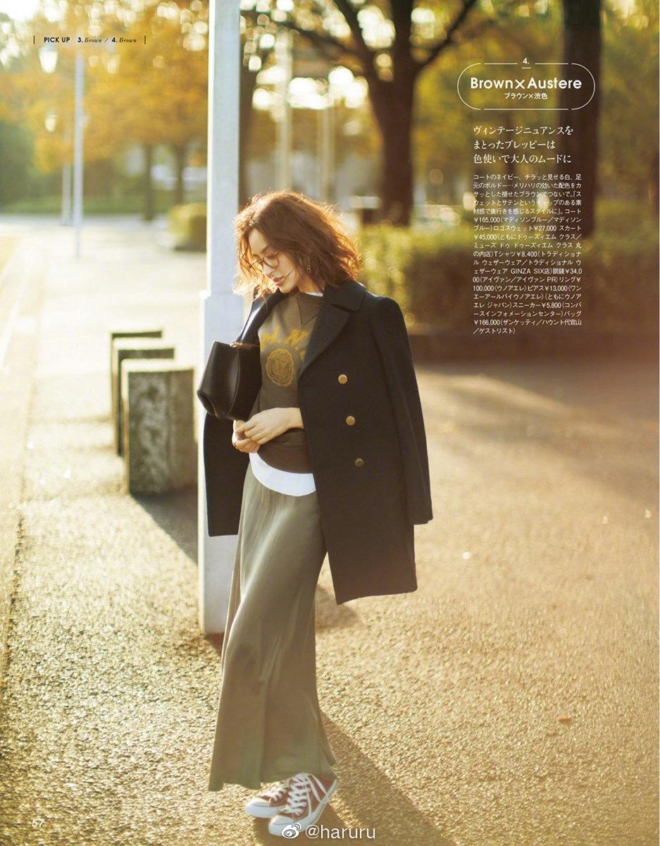 穿搭衬衫半裙这么穿时髦又减龄,连帽卫衣配裙子是开春最美搭配