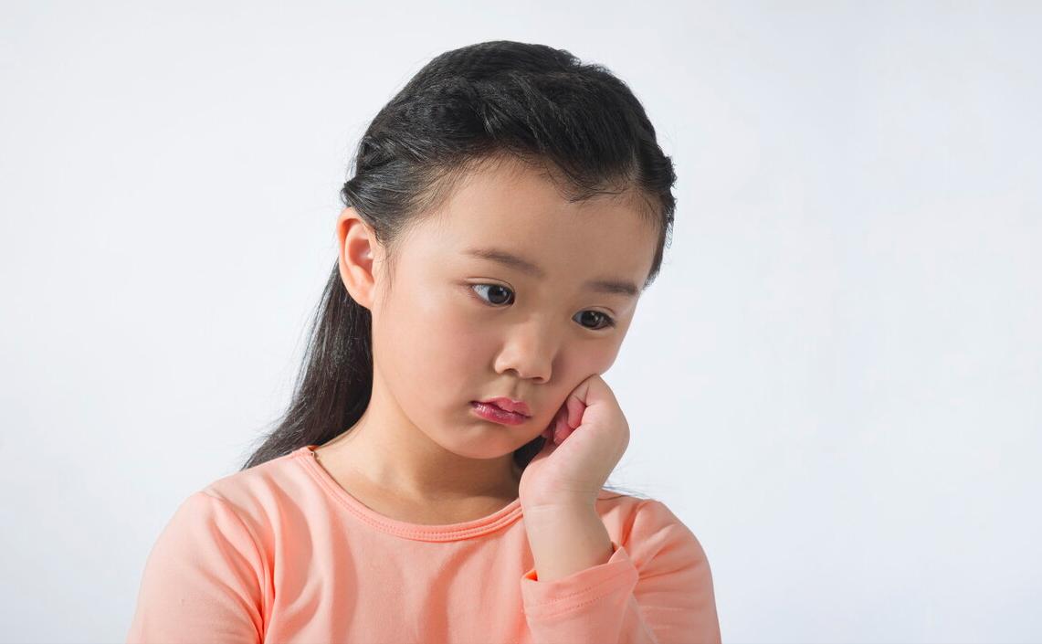 从小爱哭的小孩长大后会怎么样,孩子爱哭和不爱哭长大的区别