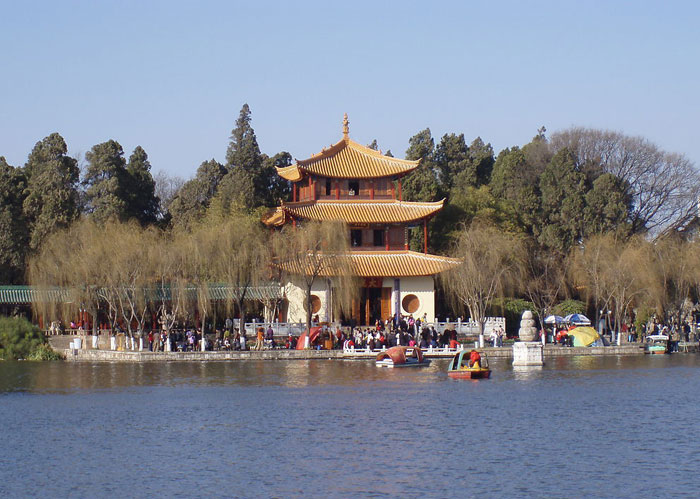 自驾从上海到昆明沿途旅游景点,大理和昆明之间有什么旅游景点