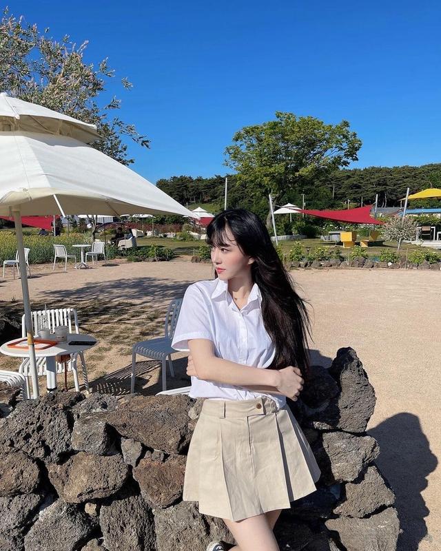 短款卡其色衬衫搭配白色短裙,蓝色衬衫搭卡其色短裙