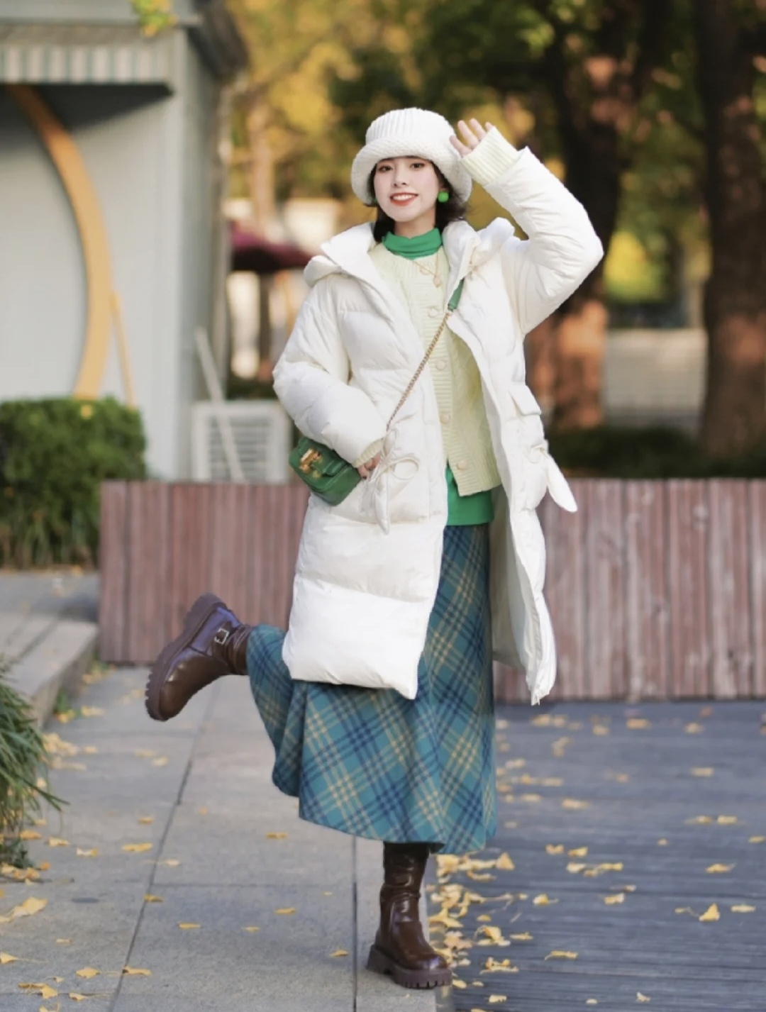 中款羽绒服配裤子好还是裙子好,羽绒服配裙子怎么搭配好看