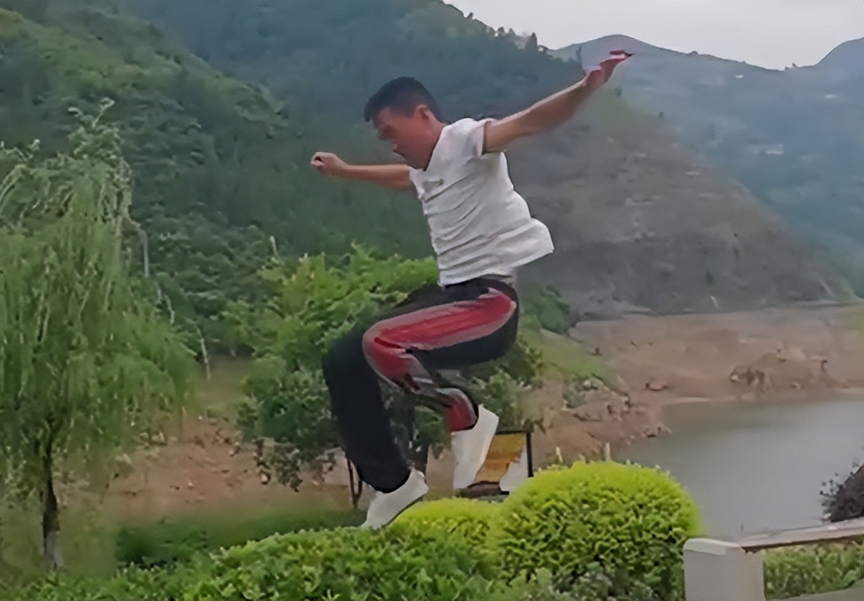 “蜻蜓水上漂”轻功重出江湖了？重庆小伙吸粉百万，老外又懵了