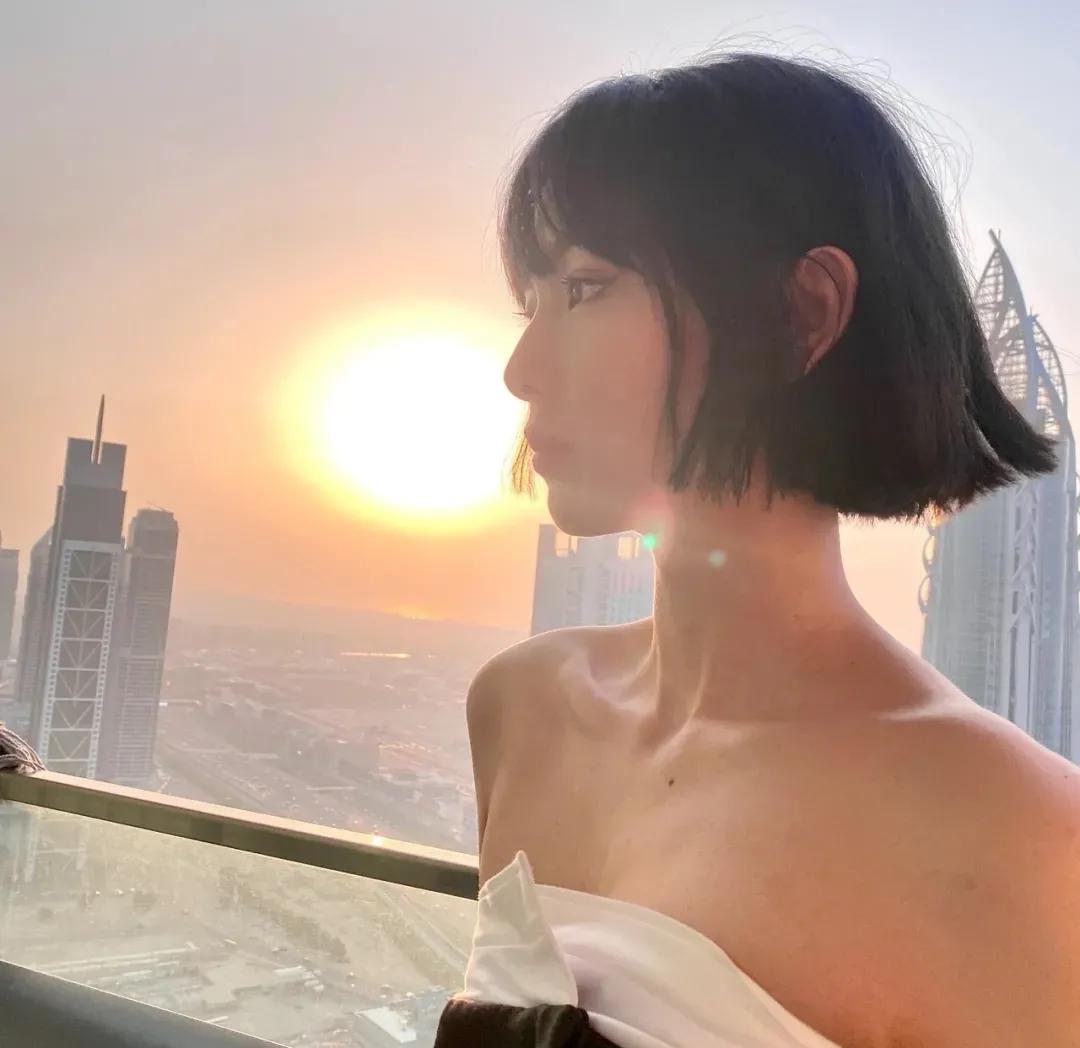 女头像ins高级感阳光图文,女生头像真人ins高级质感半脸图片