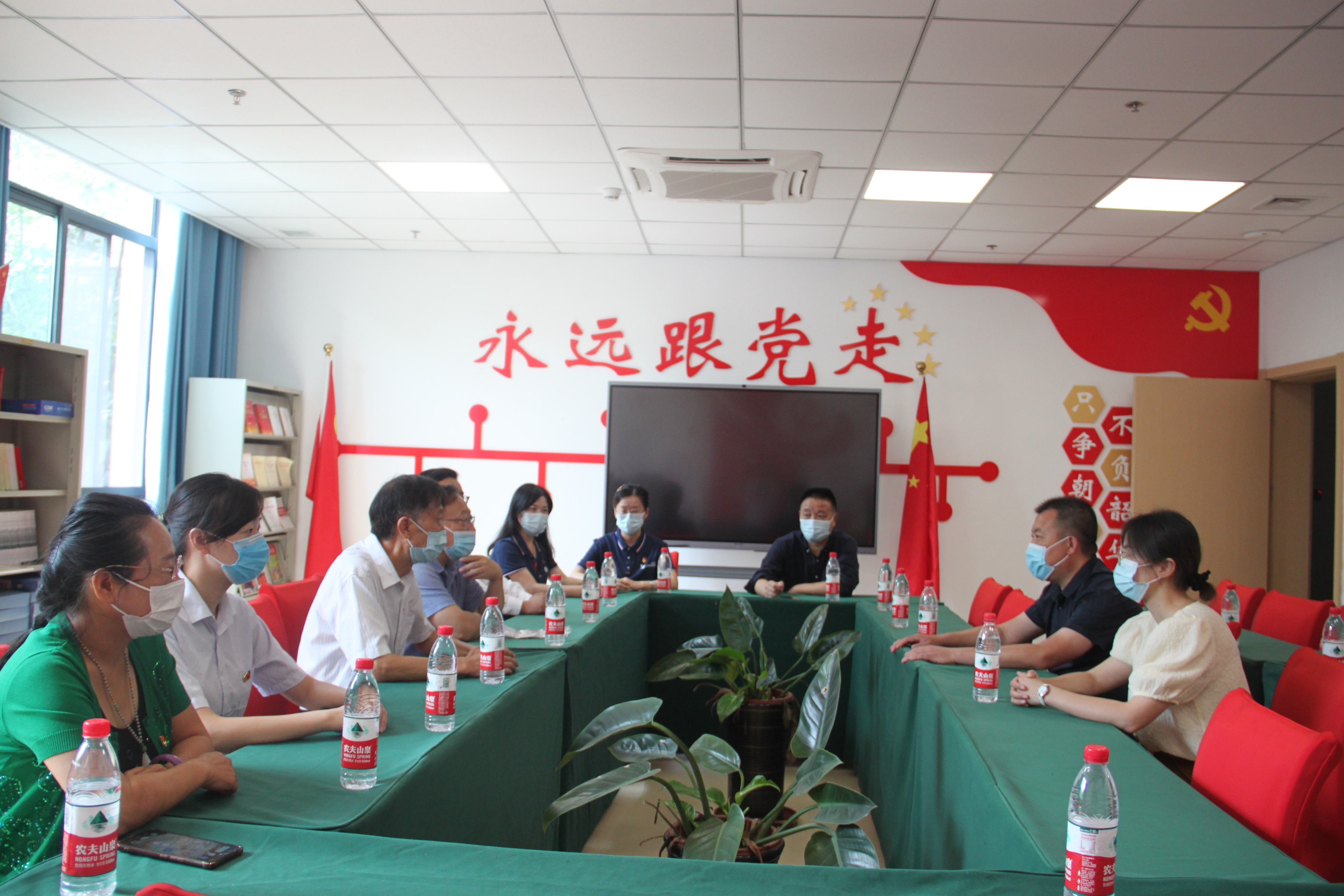 爱心捐助进幼儿园真情关爱暖童心,爱心慰问敬老院传递爱与正能量