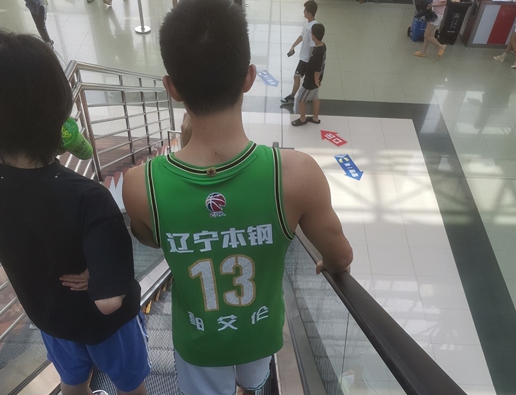 郭艾伦带货能力,郭艾伦穿的潮牌