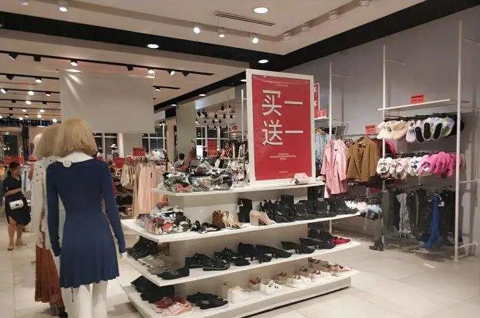 设计摆烂，性价比低，这家北美快时尚鼻祖和中国“代沟”不小