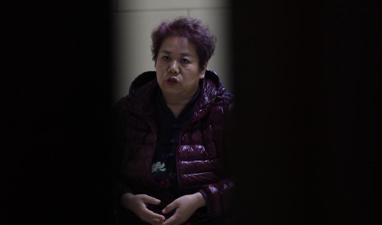 抱着“师父”画像不许人碰，大肆为境外“师父”敛财……他们，为何如此疯迷？