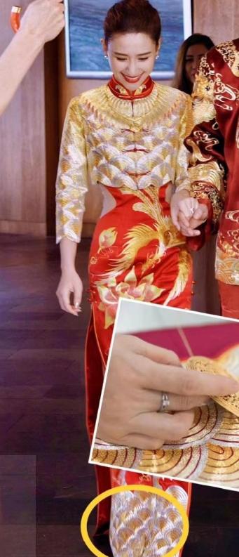 何超莲头戴皇冠走路,何超莲婚礼赌王三太太同款礼服