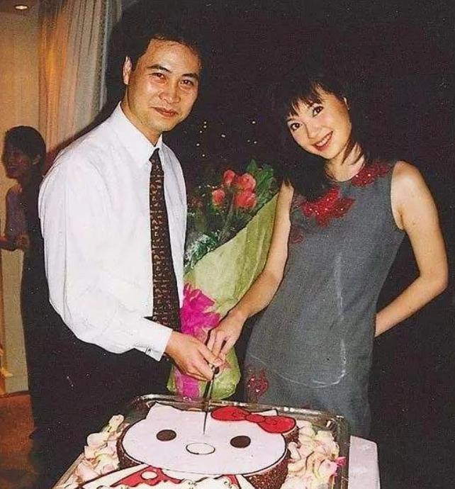 嫁入豪门从不炫富的三位女明星,娱乐圈钻戒最豪华的女明星