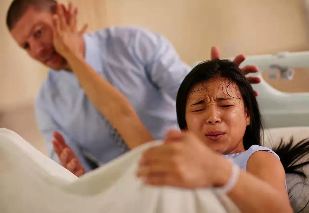 “你生孩子那滩血，恶心得我快吐了！”究竟该不该让老公陪产？