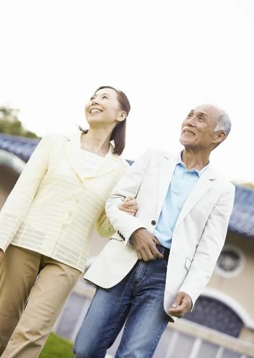 我偷偷领证气坏父母,过生日时婆婆送我的礼物,让我感动落泪