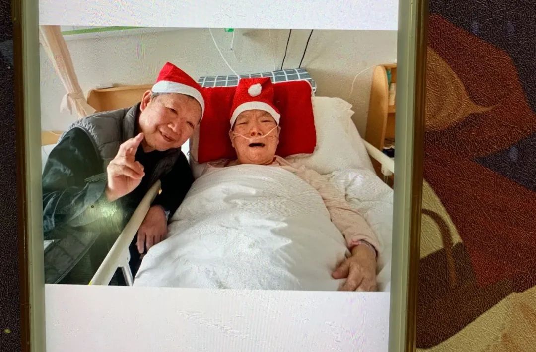 给老人洗澡一年没洗,为老人洗一次澡