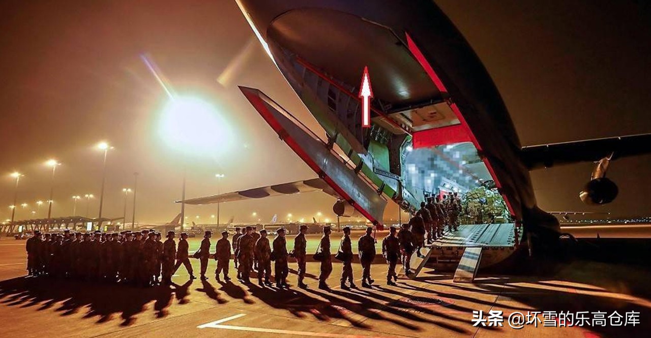 森宝积木6800a拼装视频,胖妞100个积木拼一个超大的机器人