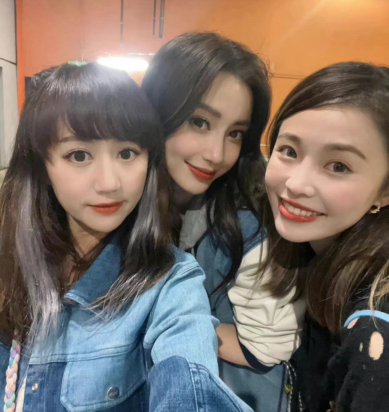 网友偶遇baby香港和友人逛街,baby回上海