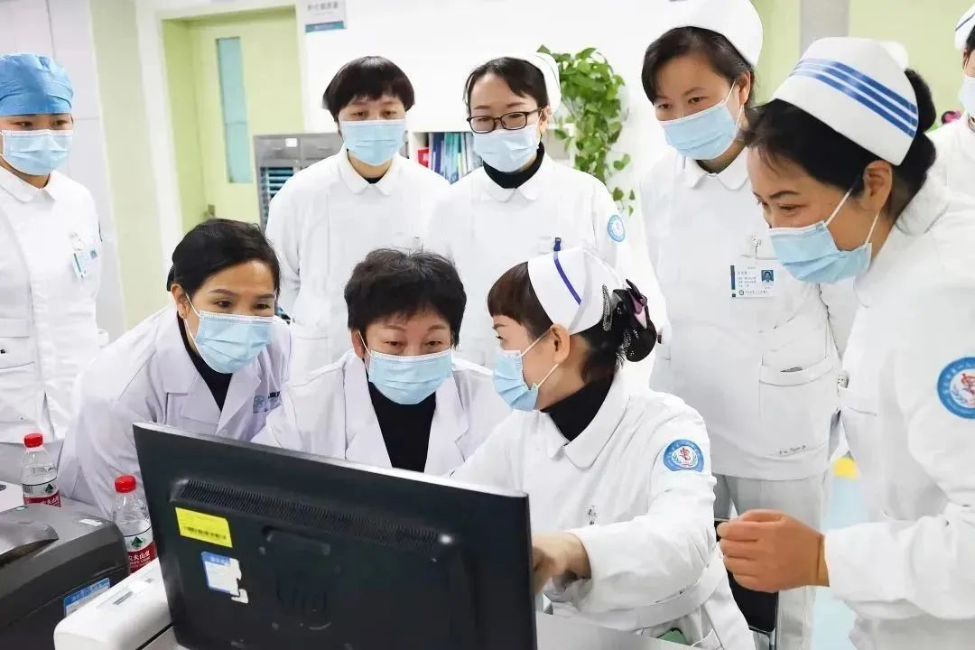 2月8、9日，重医儿院院长李秋率队到宜宾一医院开展免费诊疗活动