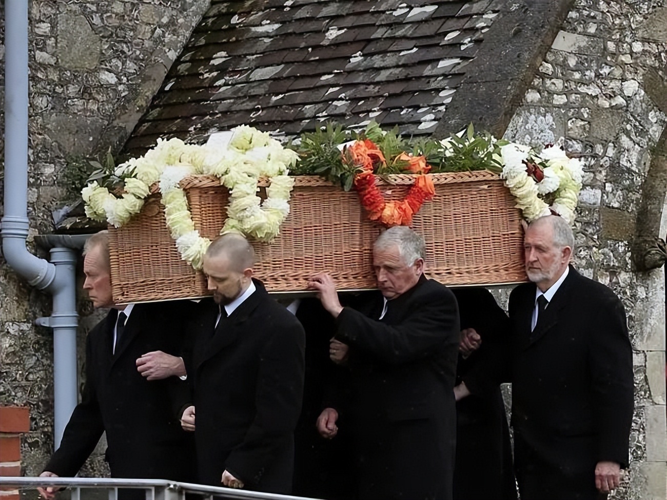 那位曾靓绝时尚圈、串起欧洲上流社会的超模为何落魄至此……