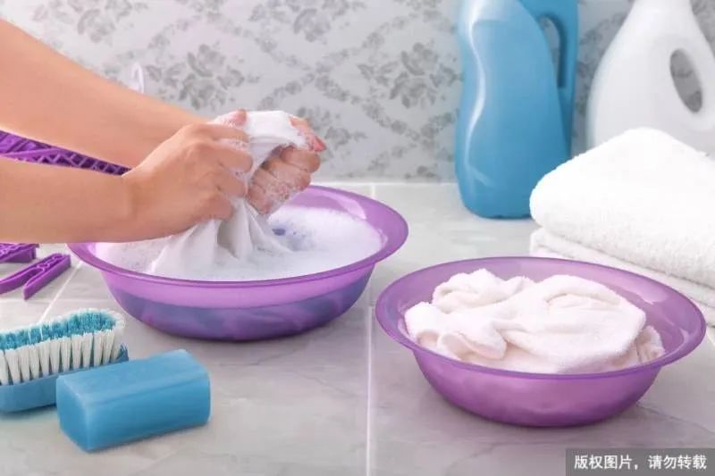 裤上有褐色分泌物是月经吗,内裤一直有黄分泌物怎么回事