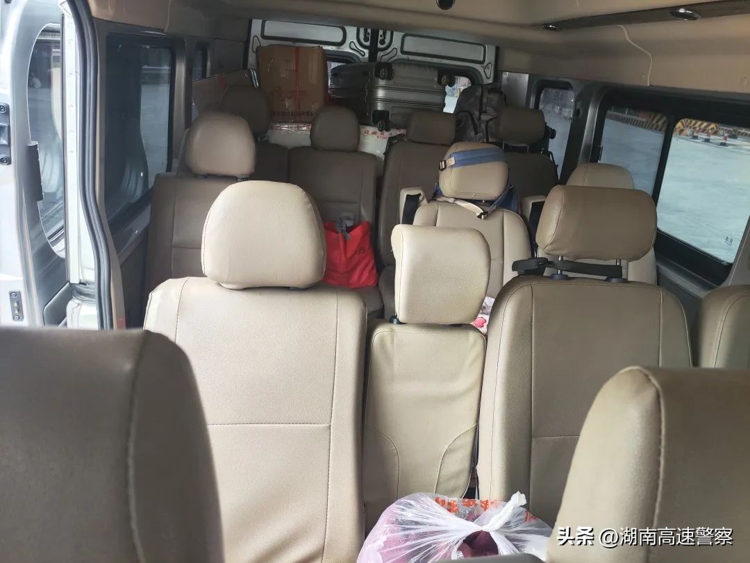 面包车超员20%以上被交警查获,9座面包车被查