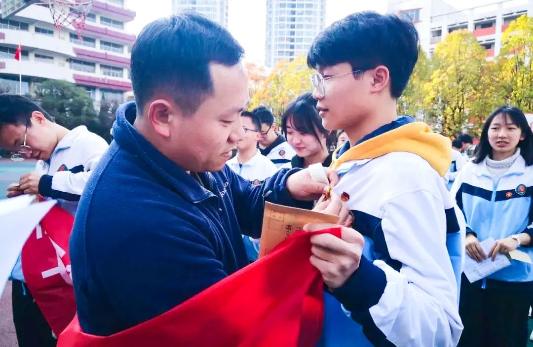 开学季校园展示打卡,开学啦冰墩墩小学生积极向上图片