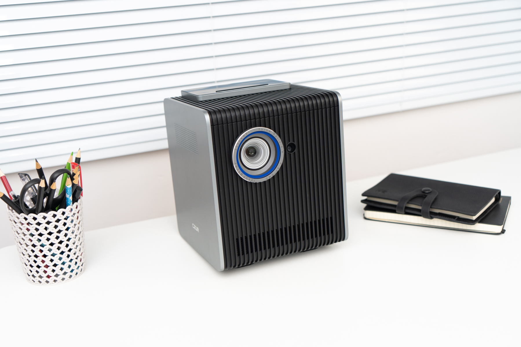 会议投影仪设备开机,会议智能投影机测评