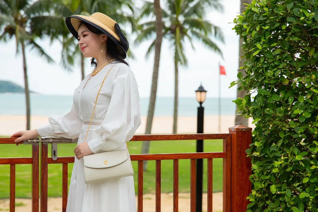 英国女王最喜欢的包包牌子,英国女王拿的包包价格