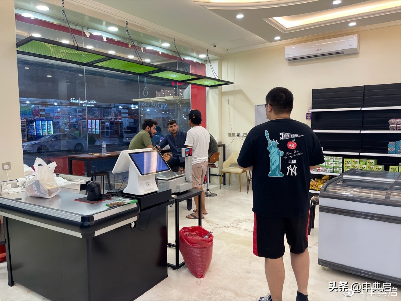 外国人也爱中国食物？伊拉克大型中超的顾客对象，竟然是外国人？