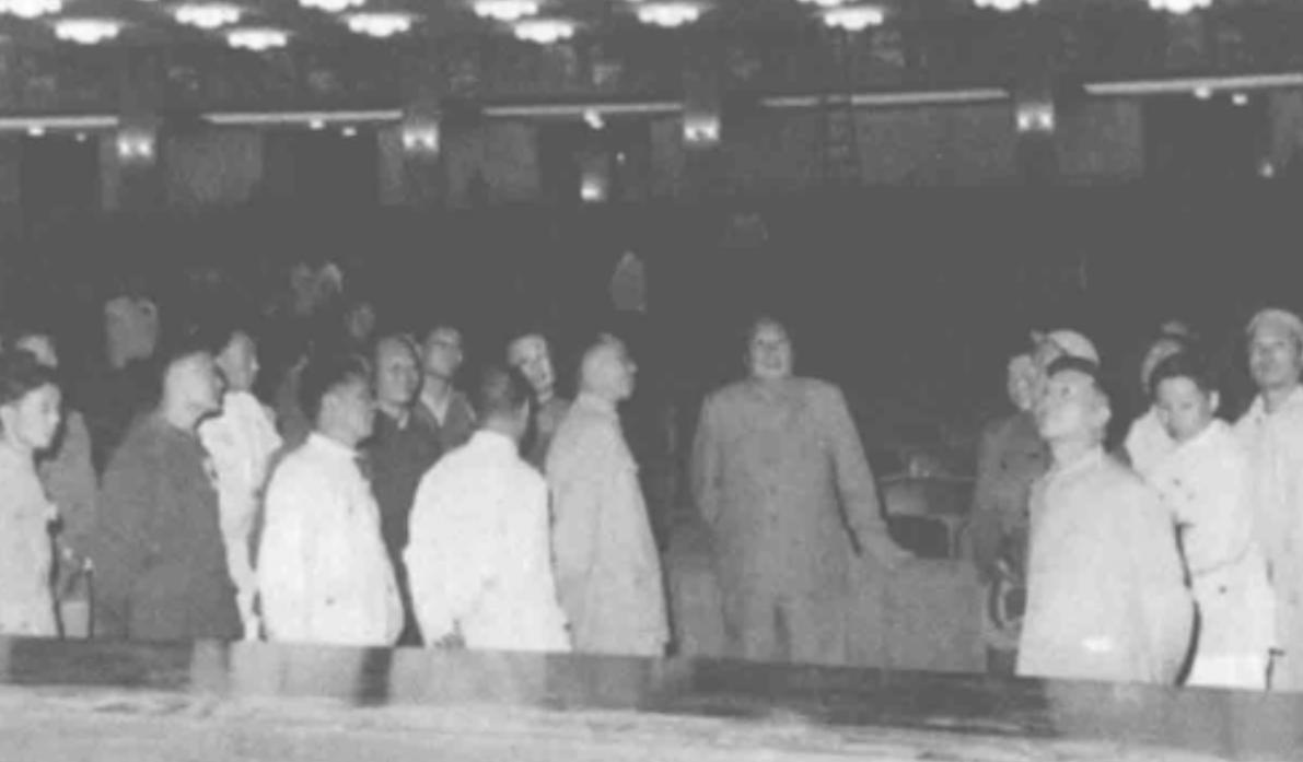 1959年人民大会堂落成,毛主席指着天花板笑问:这是谁的主意
