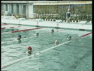 仰泳换自由泳的切换分解动作图解,混合泳仰泳后滚翻动作要领