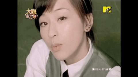 把最火的王心凌，与尴尬的汤唯放在一起，明星的遮羞布碎了一地