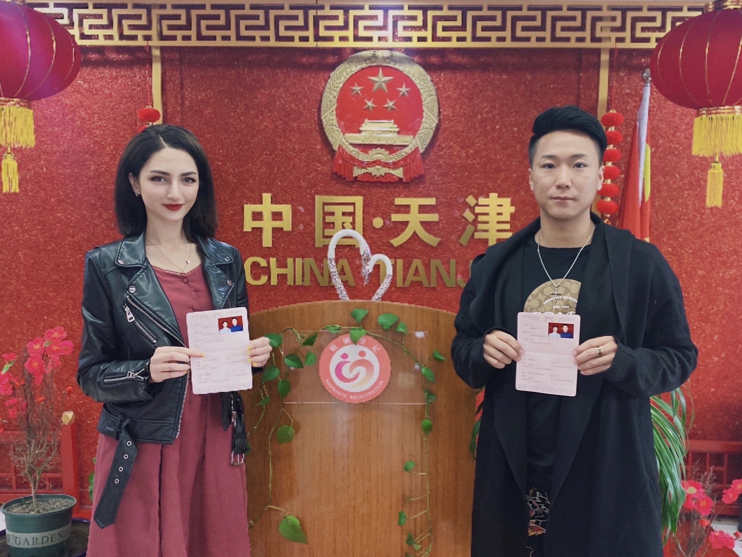 富二代娶乌克兰媳妇,天津小伙带乌克兰妻子丈母娘回国