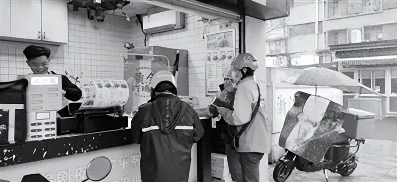 气温逐步降低冬季羽绒服迎来热销,寒潮带热暖经济极寒羽绒服热销