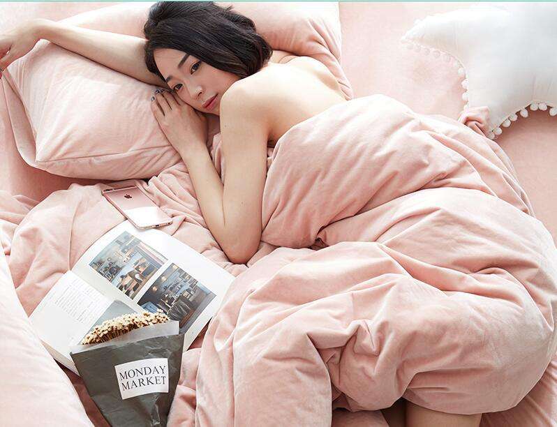 辞职后的试睡员美女：这工作可能要裸睡！