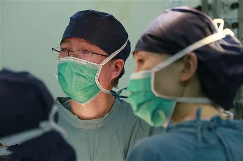 2015年43岁母亲将子宫移植给女儿,26岁女儿移植子宫生二胎