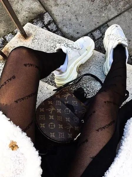 谁说丝袜只能配长靴,谁说丝袜不能配匡威的