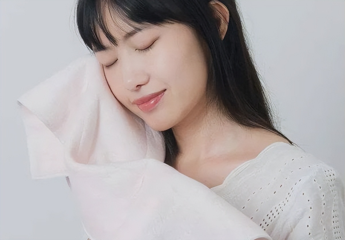 女生一来例假就长痘是什么原因,女生姨妈来了爆痘怎么办