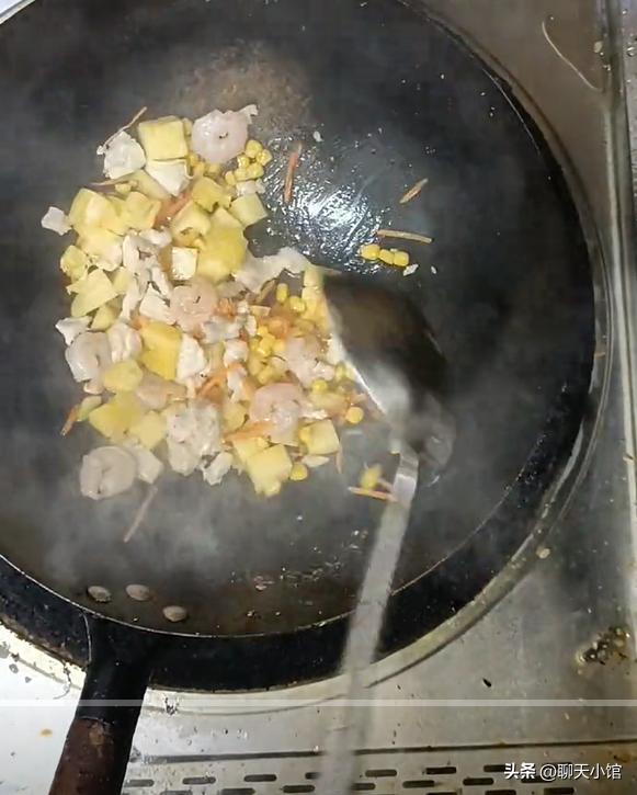 “外卖盒饭的青菜最好别吃”遭群嘲：某些餐馆的生财之道实在可耻