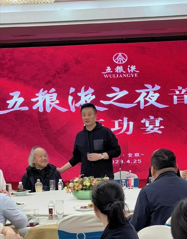 60岁阎维文全家近照呵护患癌妻子,歌唱家阎维文女婿是谁