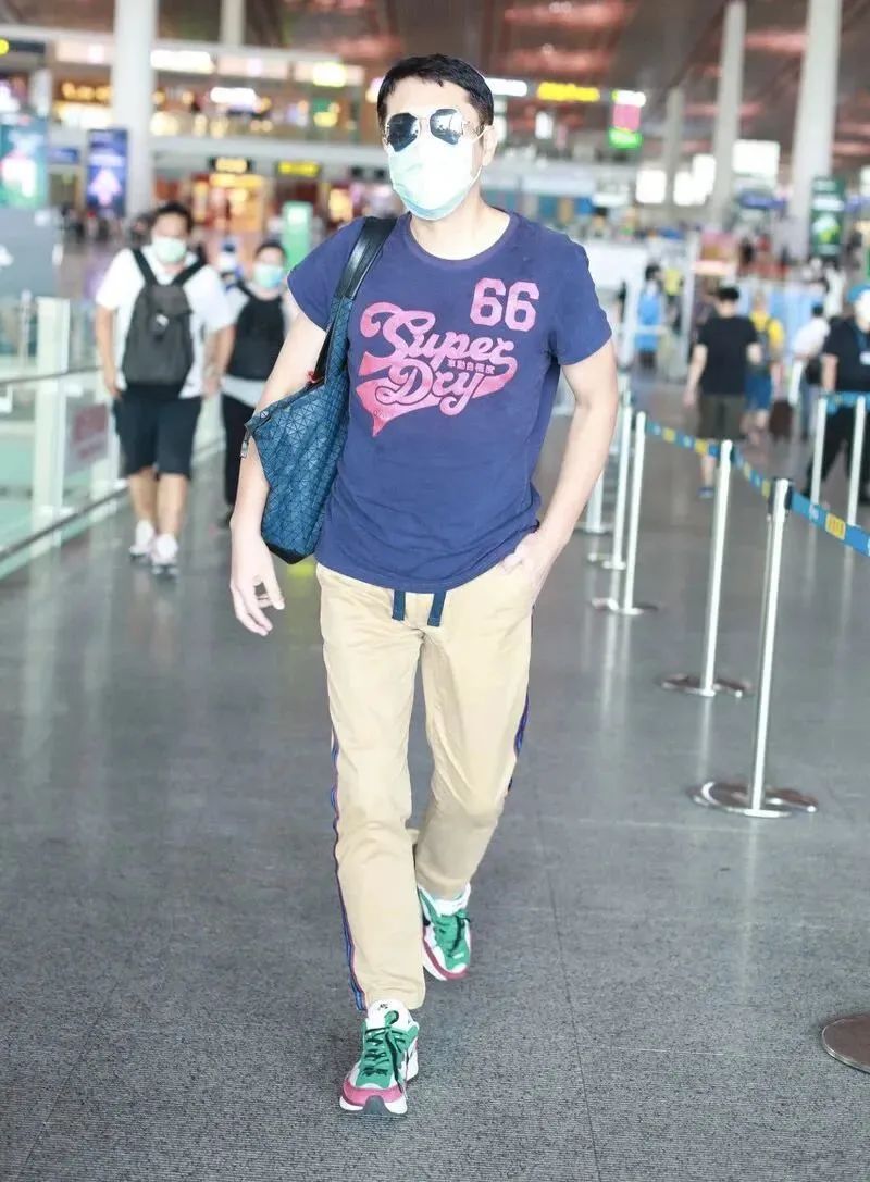 蓝色男士t恤搭配什么颜色裤子,男士蓝色t恤穿什么颜色裤子好看