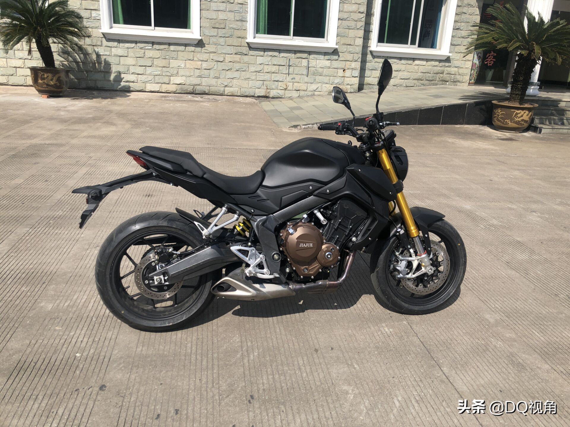 796cc水冷四缸最大117马力，嘉爵800复古街车，高配版KYB减震